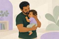 Pai acolhe o bebê junto ao peito, apoiando cabeça, pescoço e corpo.